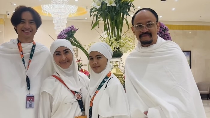 melaksanakan ibadah umrah bersama 16 anggota keluarga, termasuk suami dan anak-anaknya, Devano Danendra serta Salshadilla Juwita.
