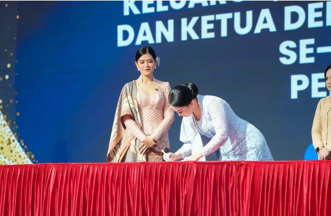 Ketua TP-PKK Provinsi Sumut Kahiyang Ayu menyaksikan penandatanganan berita acara pelantikan Airin Waas sebagai Ketua TP-PKK Kota Medan, Kamis (13/3).