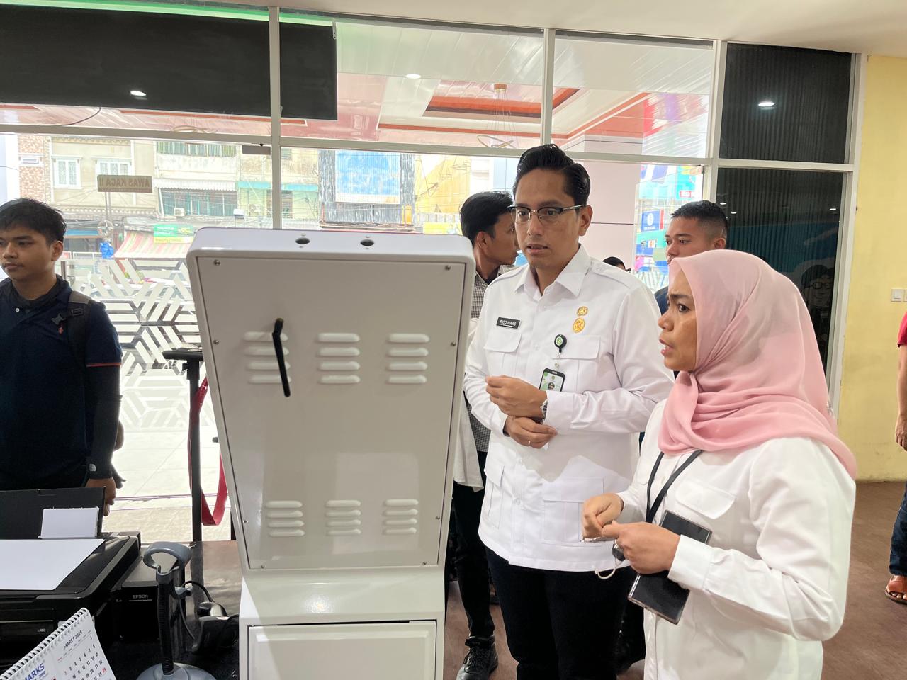 Wali Kota Medan, Rico Tri Putra Bayu Waas, melakukan inspeksi mendadak ke Mal Pelayanan Publik (MPP) di Jalan Iskandar Muda.