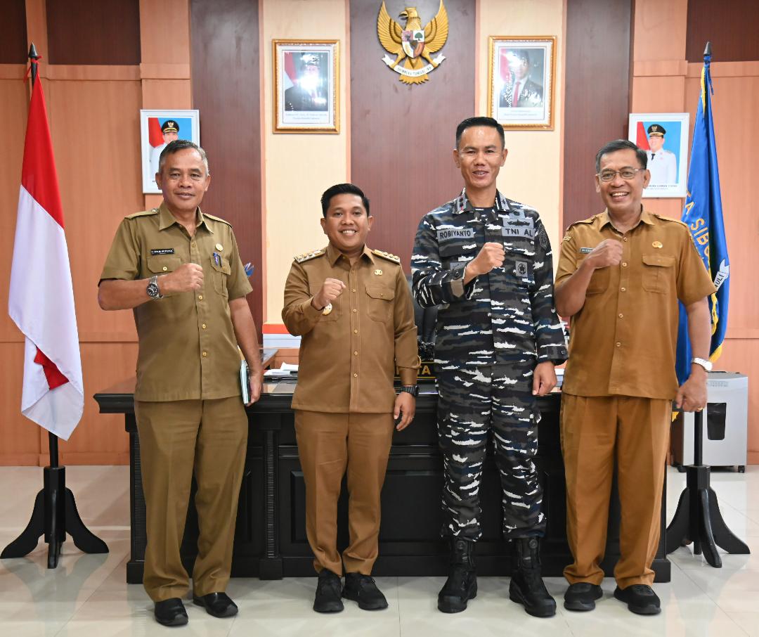 Wali Kota Sibolga Akhmad Syukri Nazry Penarik dan jajarannya foto bersama Danlanal Sibolga Letkol Laut Robiyanto, di ruang kerja wali Kota Sibolga, Selasa (11/3).