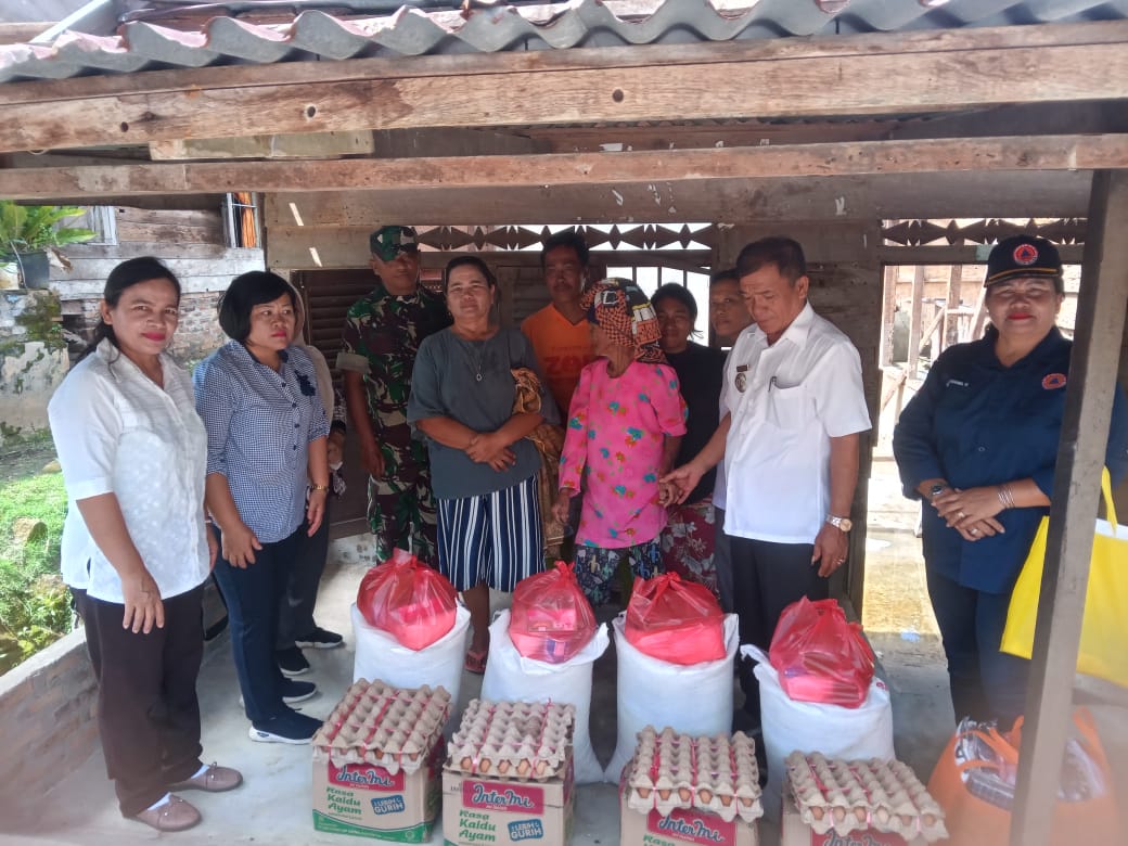 Korban banjir Baliju mendapat bantuan.