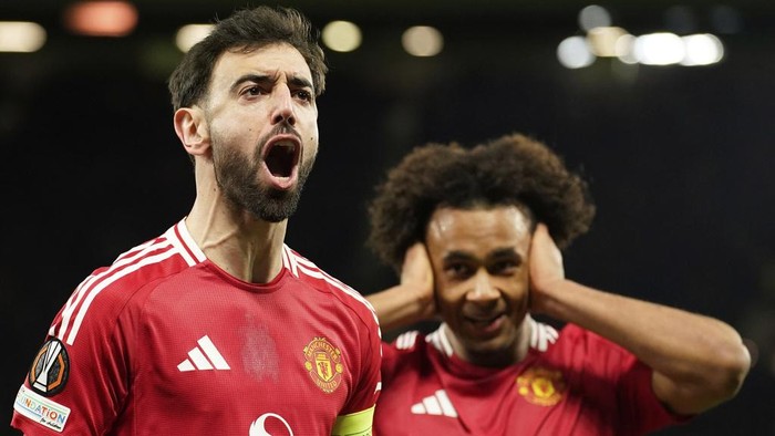 Bruno Fernandes mencetak hat-trick untuk membantu Manchester United menang 4-1 atas Real Sociedad di Liga Europa.