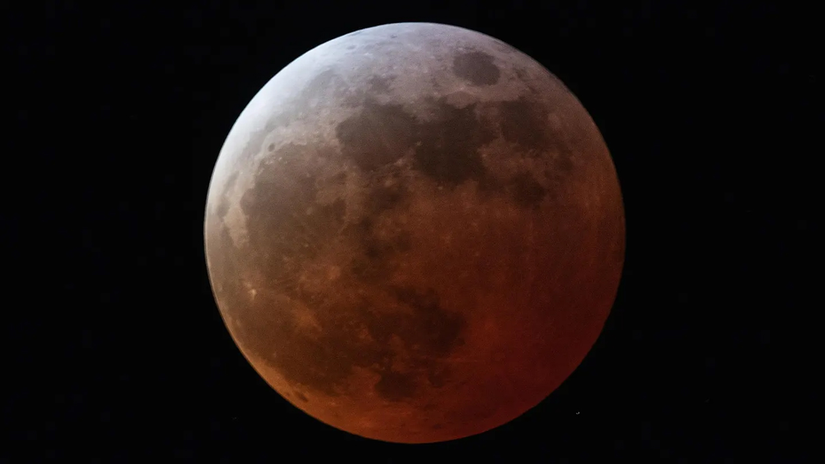Worm Moon terlihat selama gerhana bulan total pada 13 Maret 2025 di atas Vancouver, Kanada.
