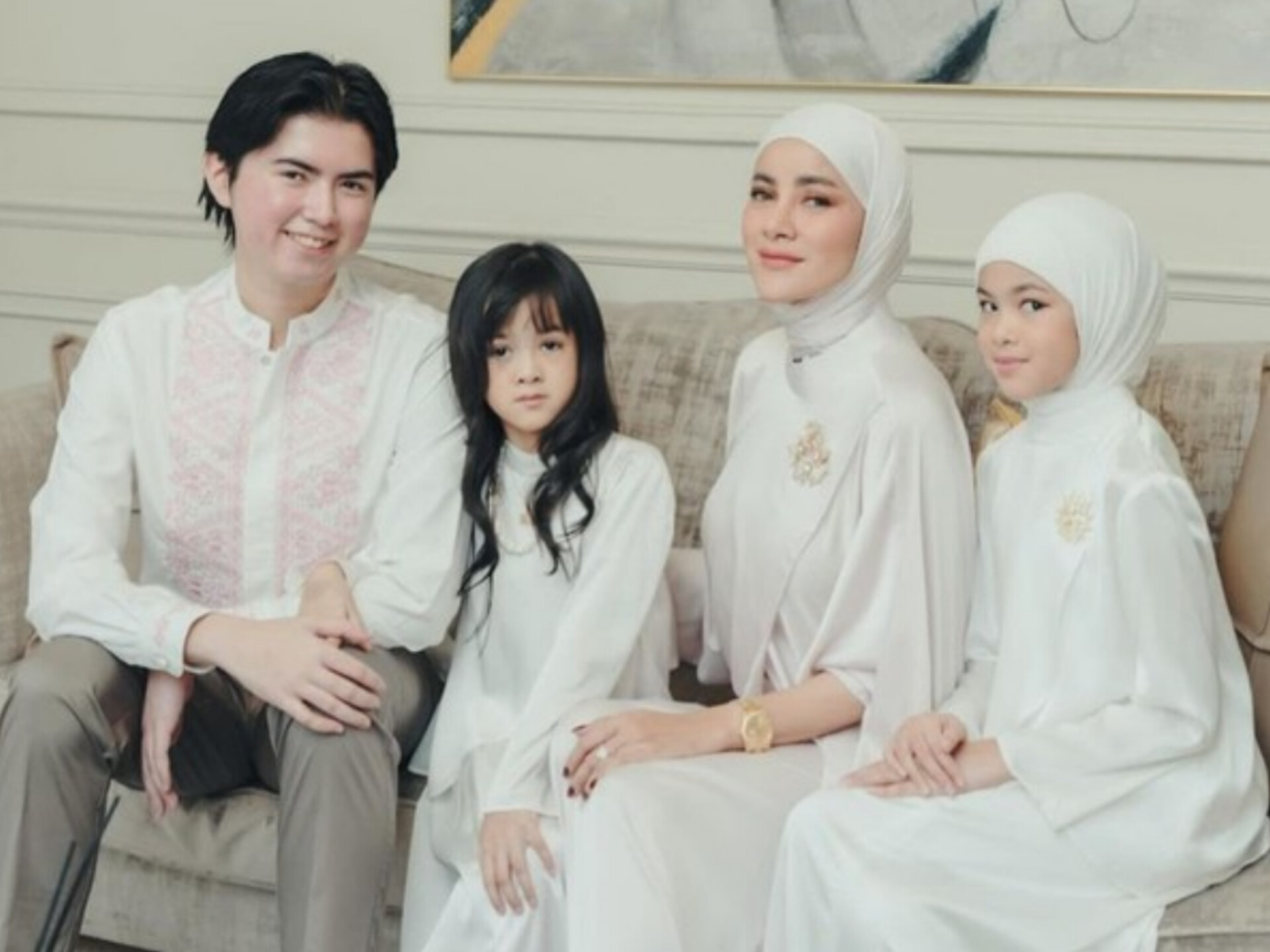 Olla Ramlan bersama anak-anaknya.