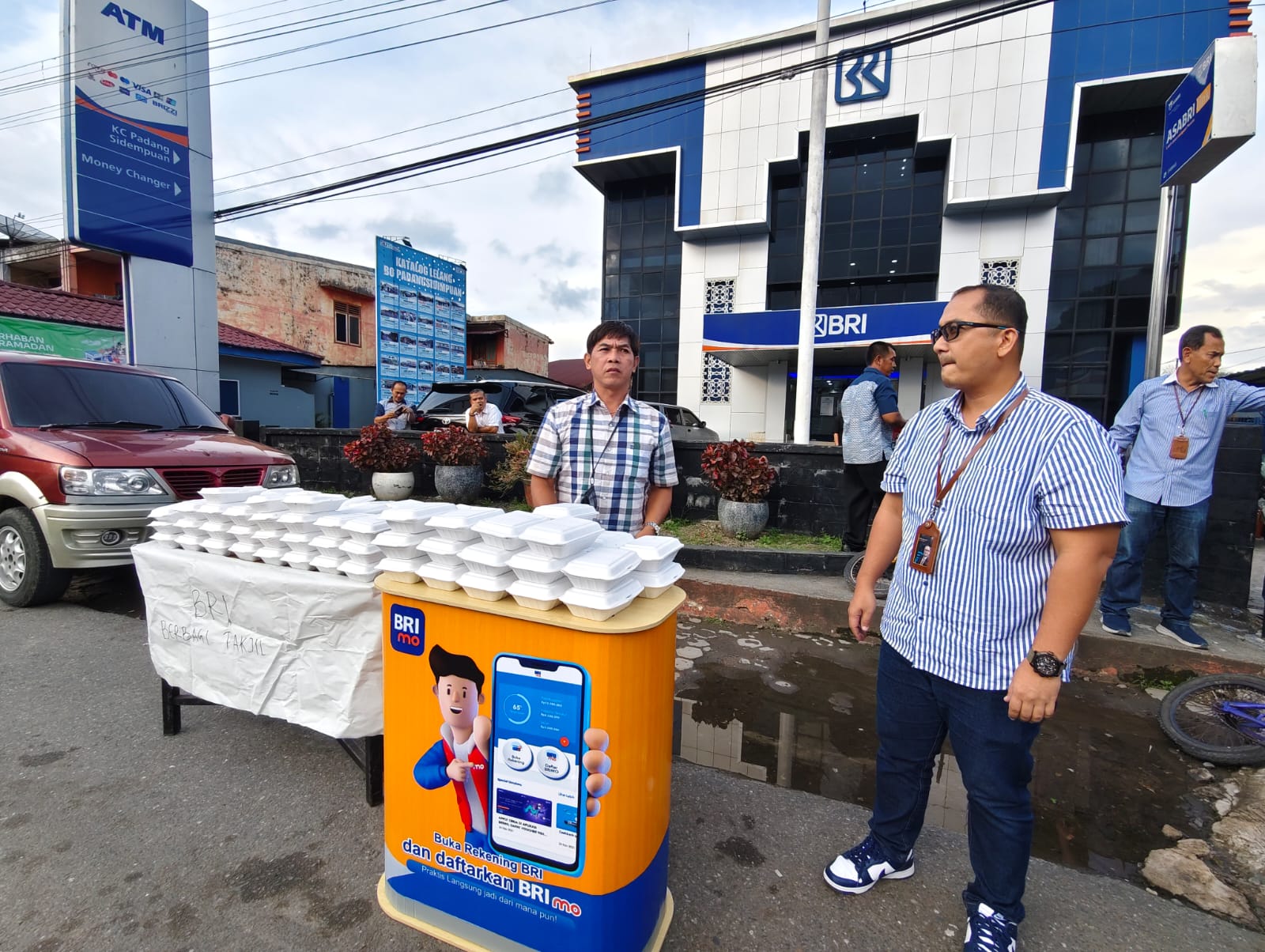 Pinca BRI Cabang Padangsidimpuan Teuku Zulham bersama puluhan pekerja berbagi 200 takjil gratis kepada masyarakat di depan Kantor BRI Jl. Serma Lian Kosong, Psp.