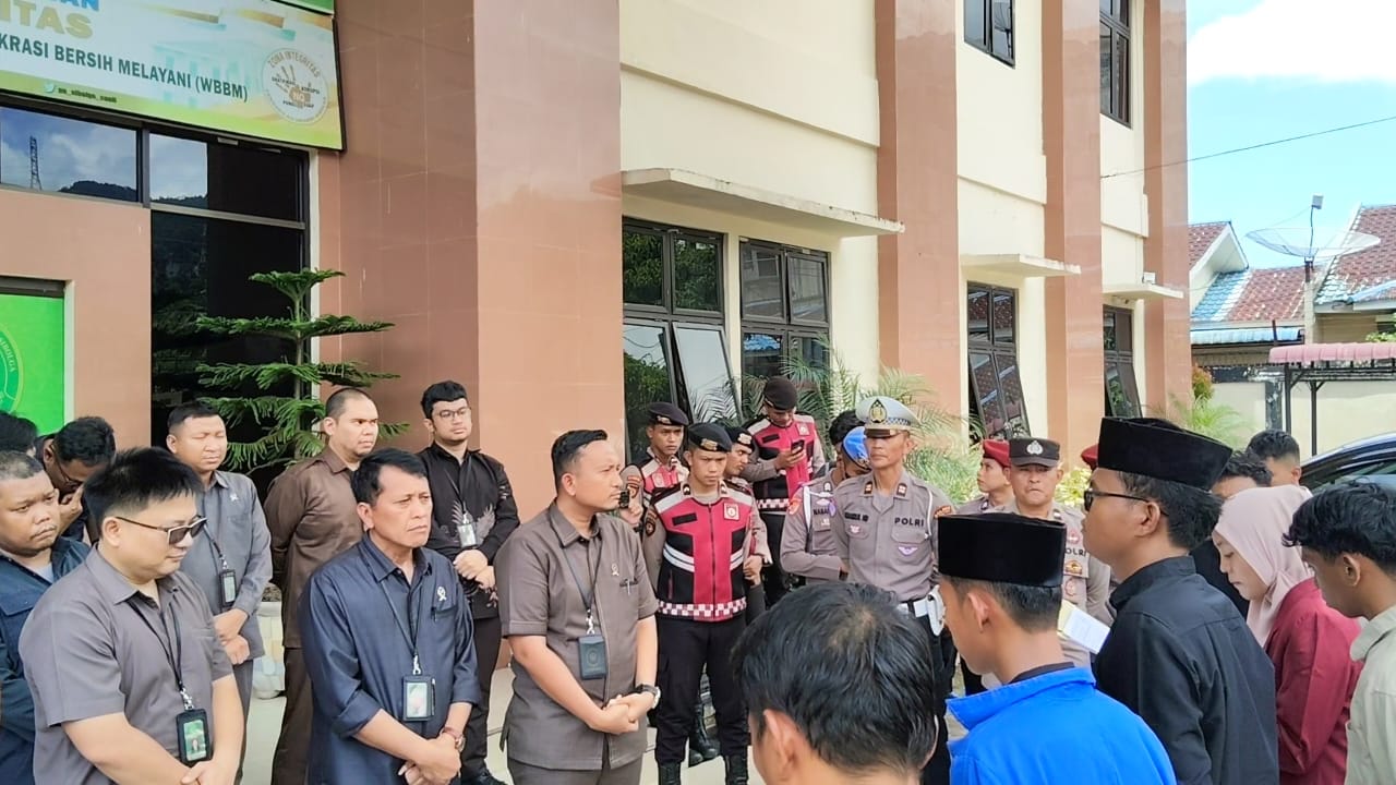 Sejumlah mahasiswa saat melakukan aksi unjuk rasa di depan PN Sibolga