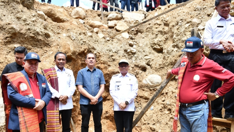 Wakil Bupati Samosir Ariston Sidauruk bersama Ketua PPLMI Bernhard Limbong pada peletakan batu pertama pembangunan salib suci Salib Hangoluan di Sianjur Mulamula.