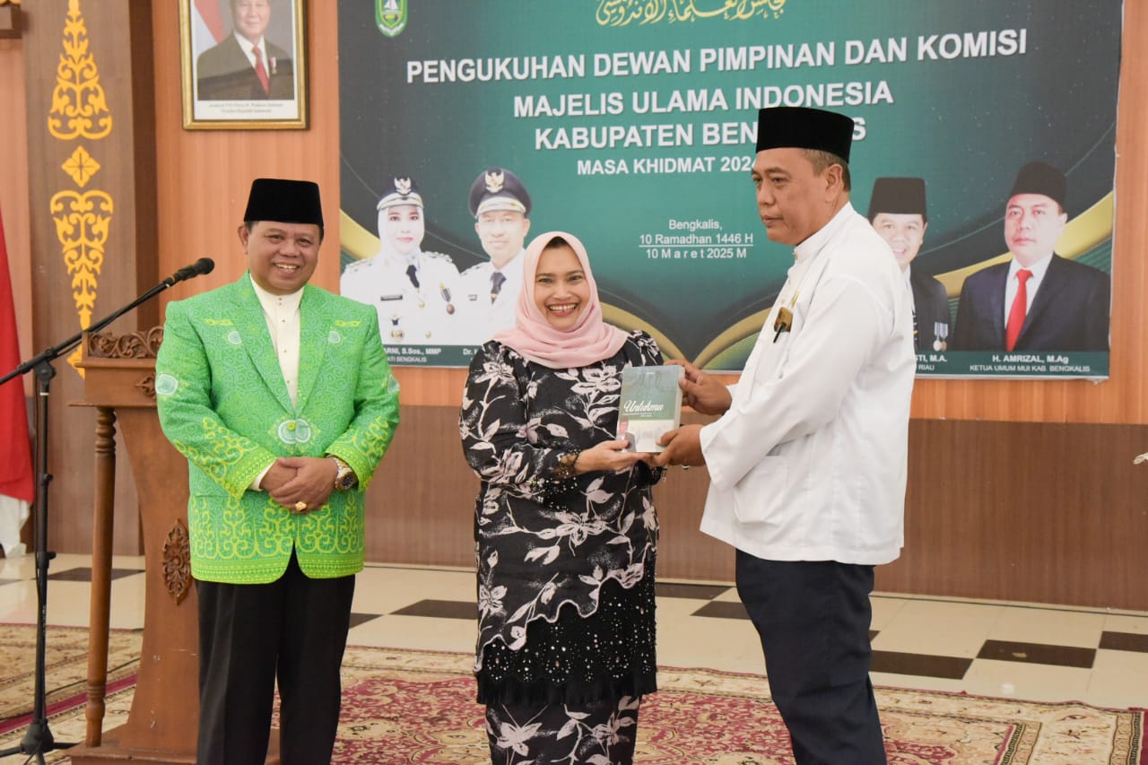 Bupati Bengkalis, Kasmarni, menghadiri pelantikan Ketua Majelis Ulama Indonesia (MUI) Bengkalis.