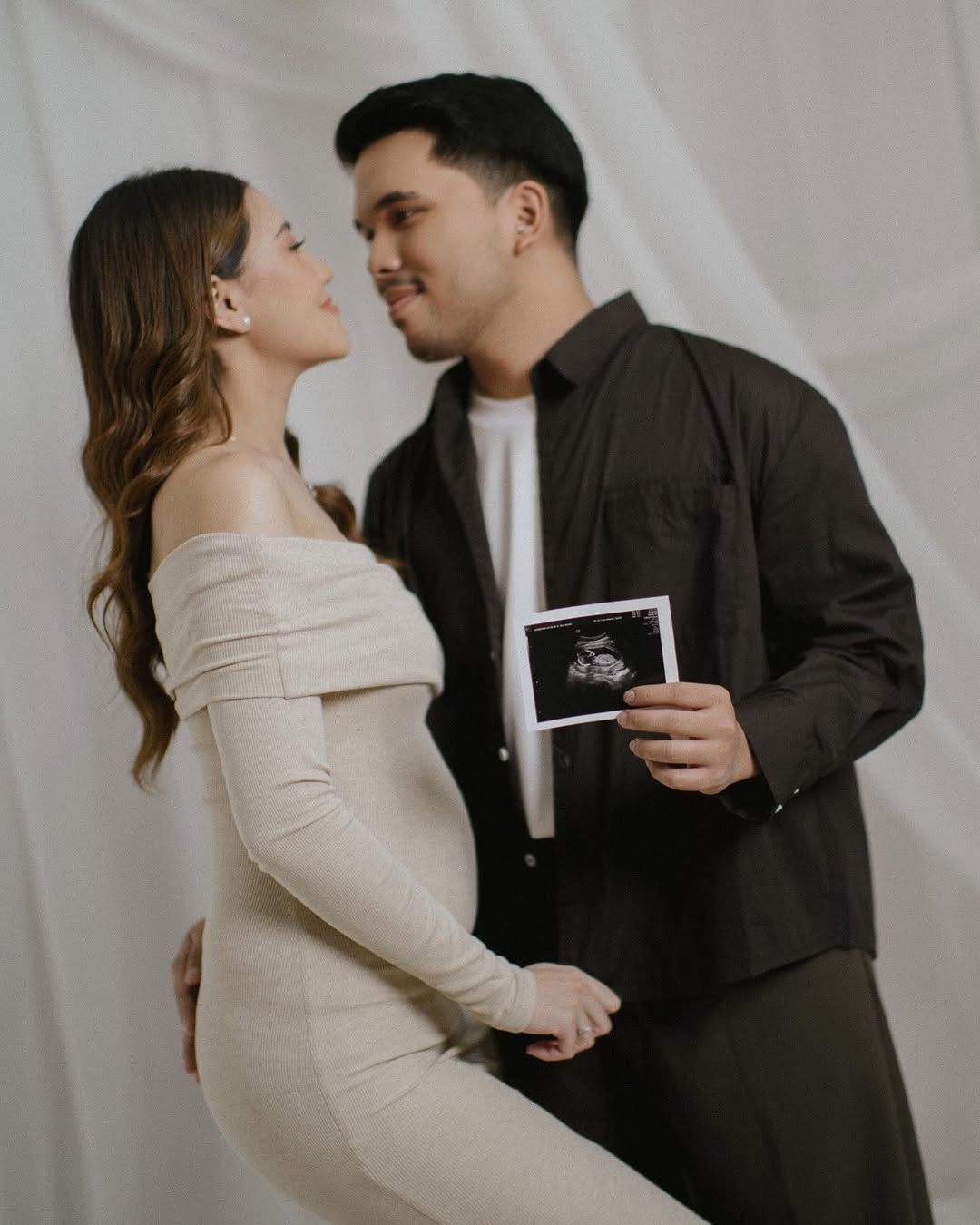Aaliyah Massaid bersama suami.