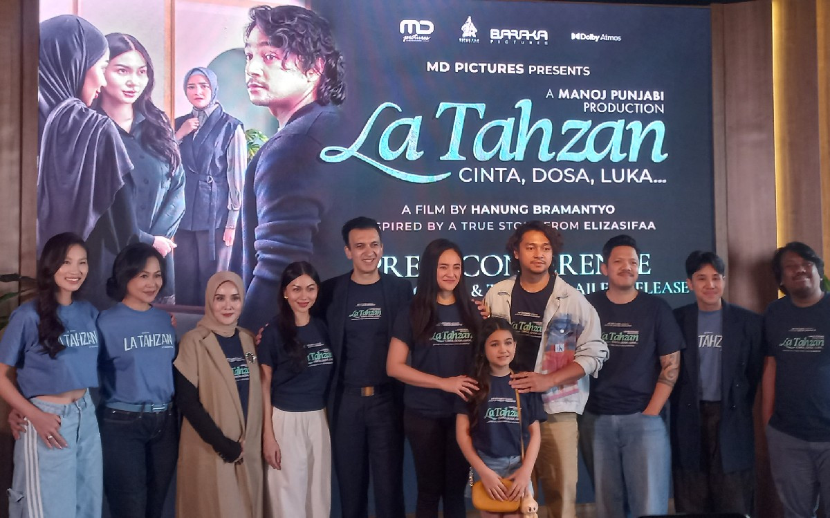 Ariel Tatum bersama kru film La Tahzan , garapan Hanung Bramantyo.