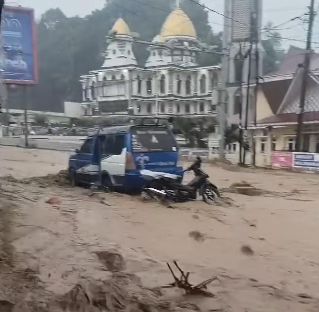 Banjir terjadi di Kota Wisata Parapat, Kelurahan Parapat, Kecamatan Girsang Sipangan Bolon, Kabupaten Simalungun, Minggu (16/3) sekira pukul 16.00 WIB.