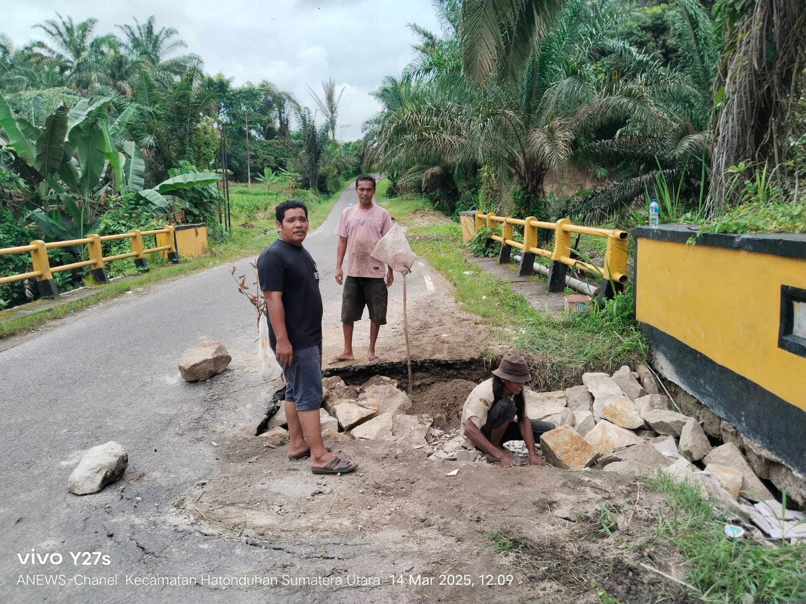 Ruas Jalan Provinsi yang menghubungkan Tanah Jawa dengan Asahan Amblas.