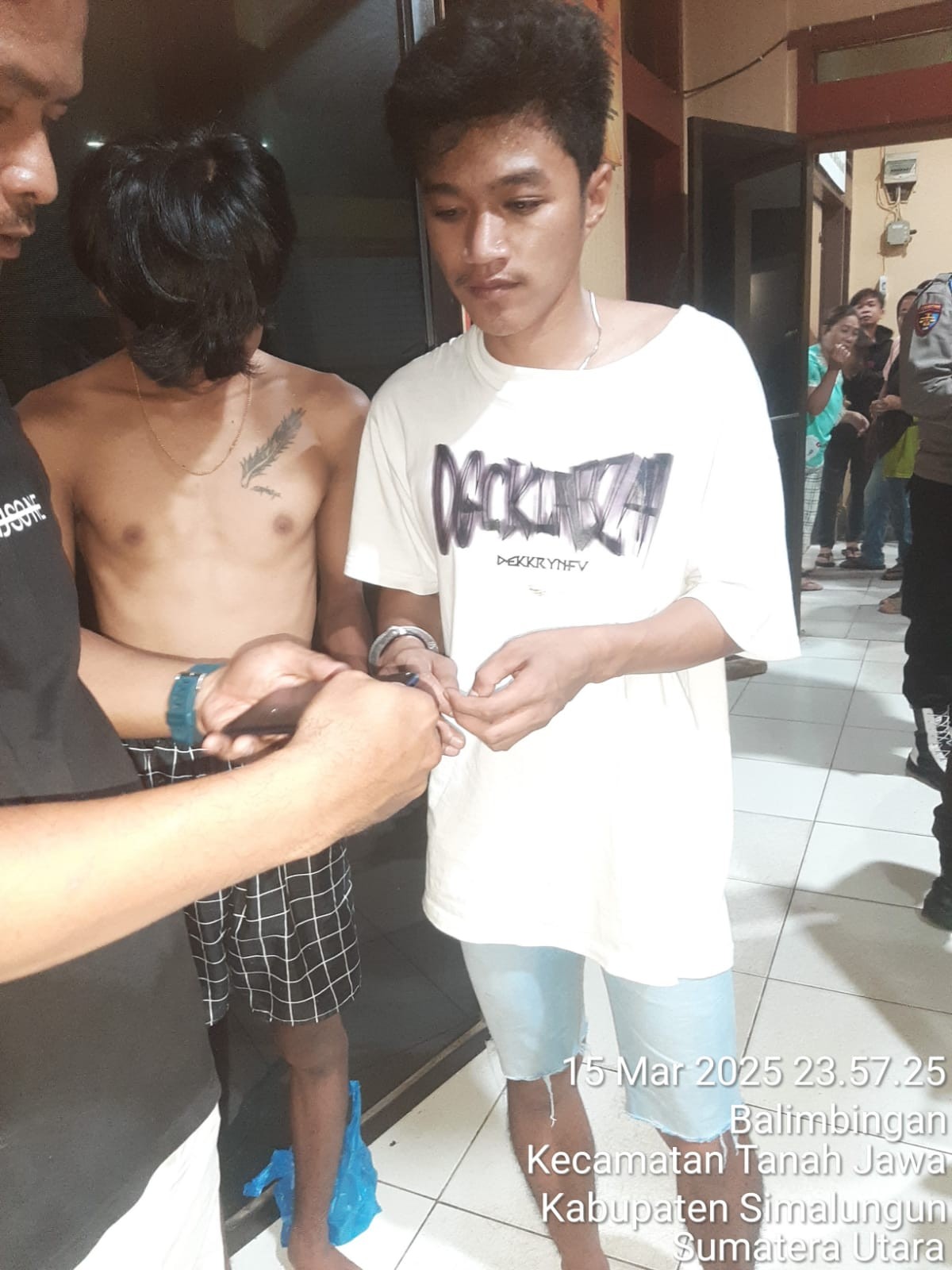 Pelaku yang bekerja sama mencuri Hp dan kartu ATM.