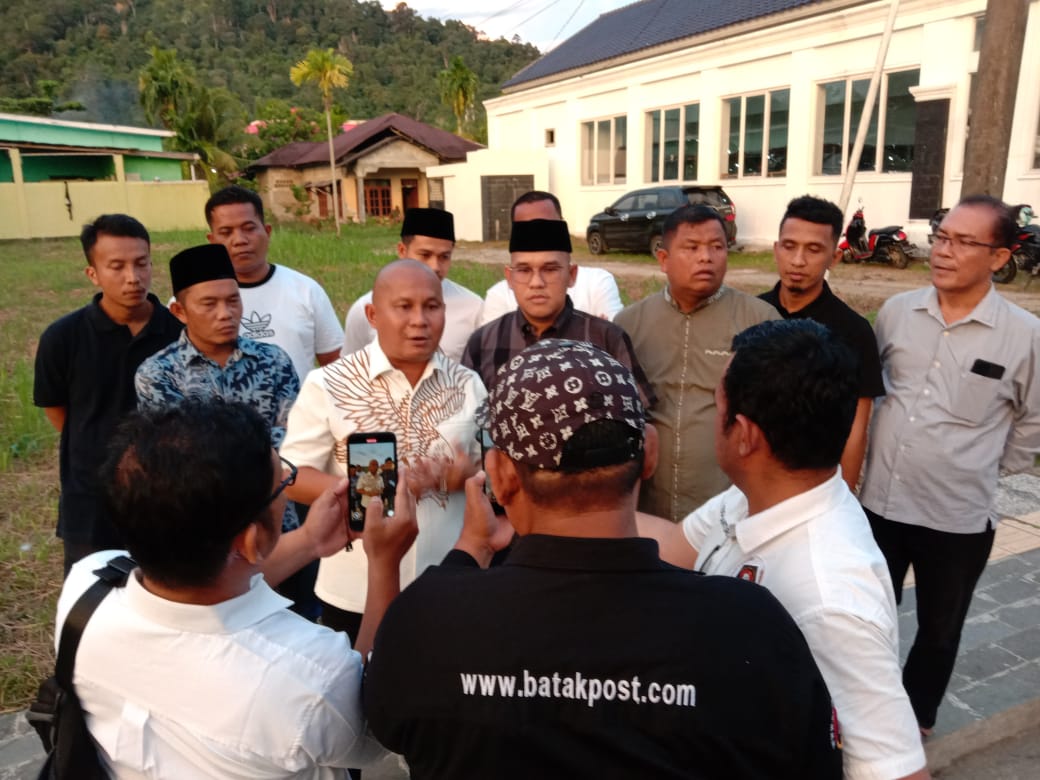 Anggota DPRD Sumut Rahmansyah Sibarani bersama anggota Fraksi NasDem DPRD Tapteng saat menggelar konferensi pers.