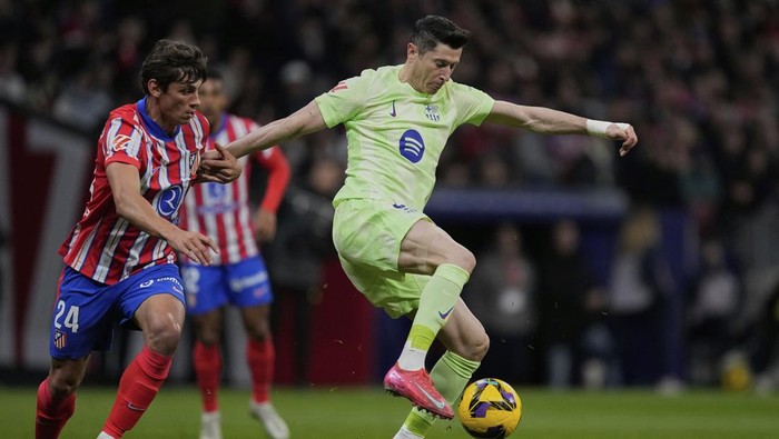 Barcelona menang 4-2 di markas Atletico Madrid.