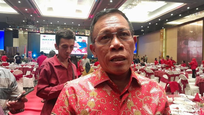 Bupati Tapteng, Masinton Pasaribu, mencopot 3 kadis karena terlibat pungli.