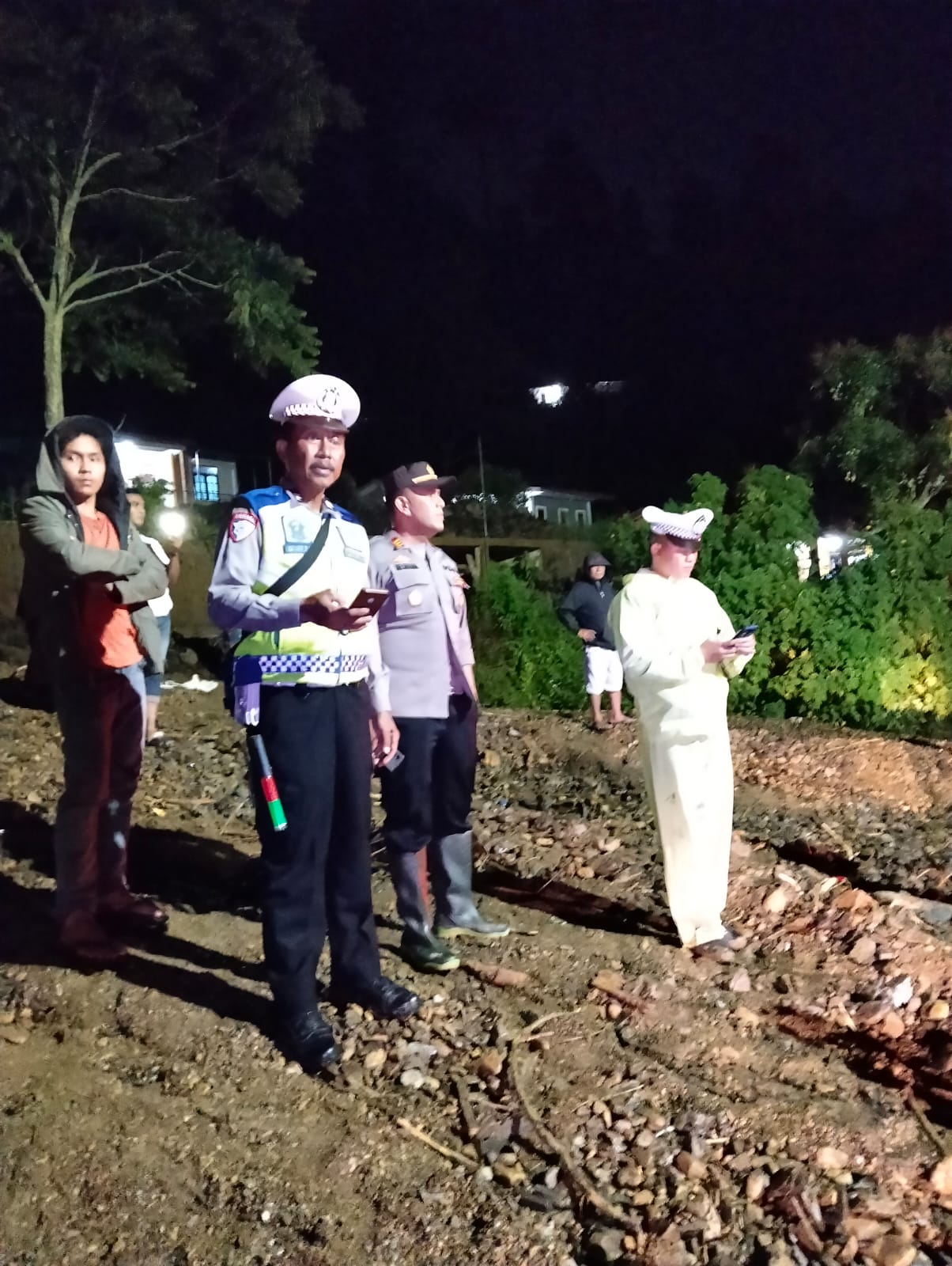 Personil Satlantas Polres Simalungun melakukan pengalihan arus lalulintas menuju Parapat.
