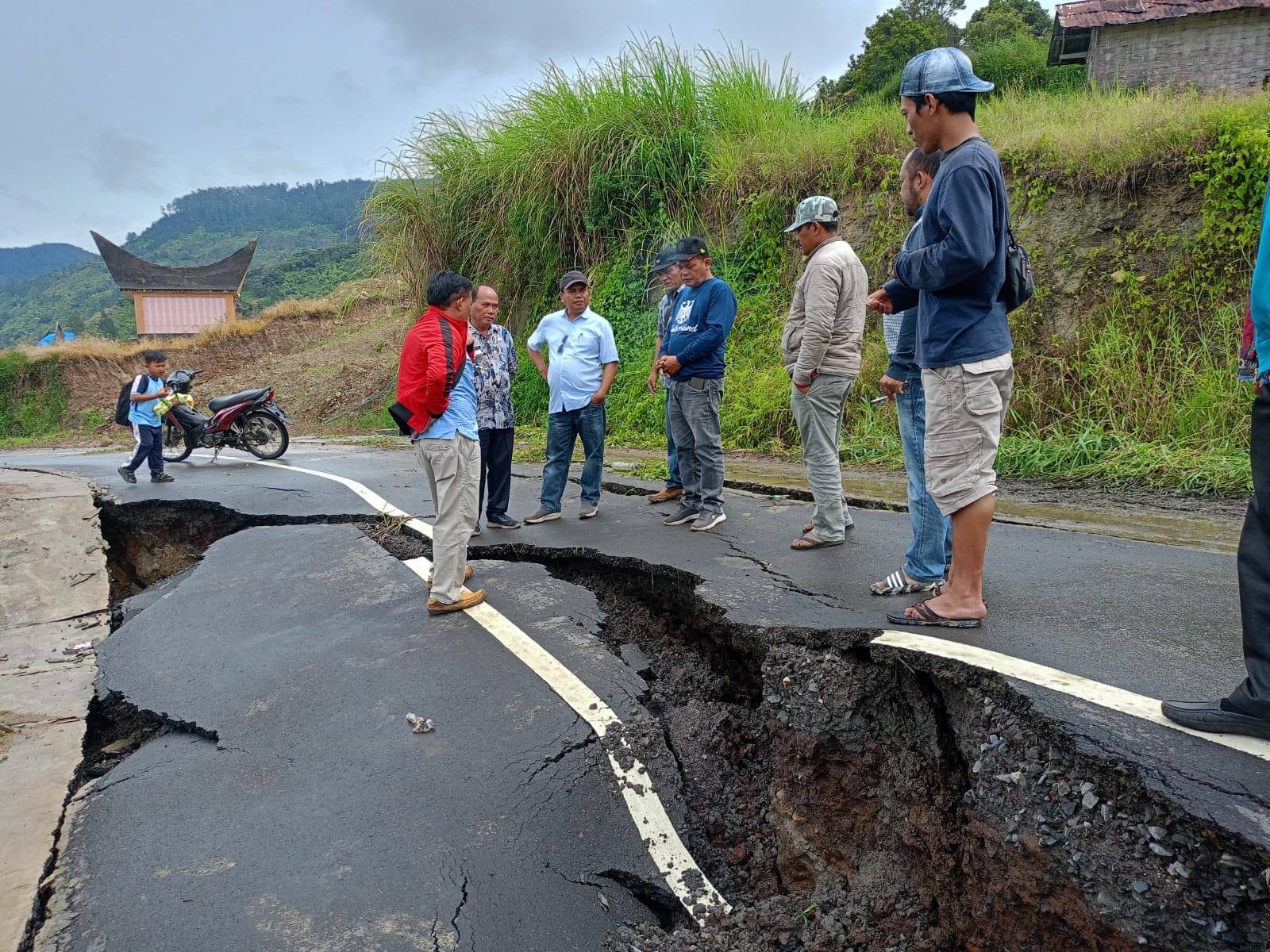 Jalan lingkar Danau Toba yang amblas.