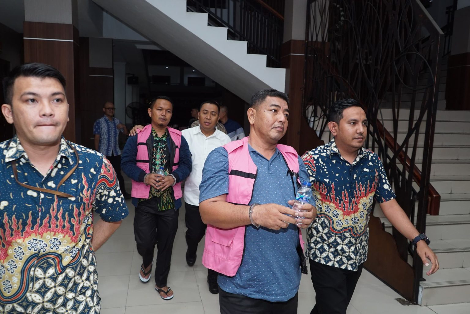 Kedua tersangka pemotong dana BOS digiring jaksa Kejatisu.