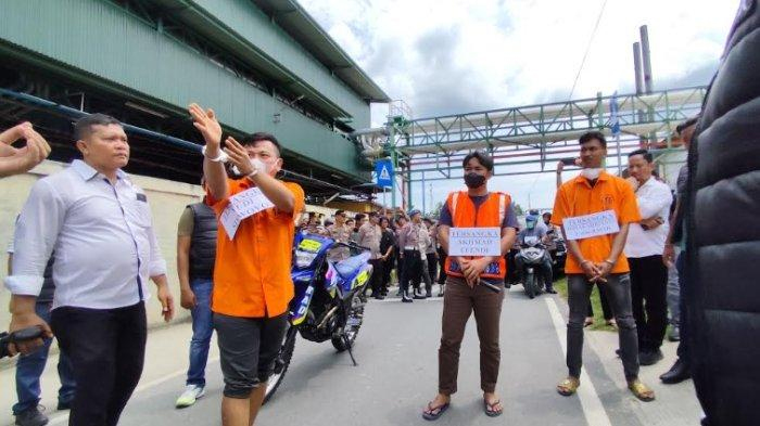 Pra rekonstruksi 3 personil Polres Asahan yang melakukan penganiayaan kepada pelajar.