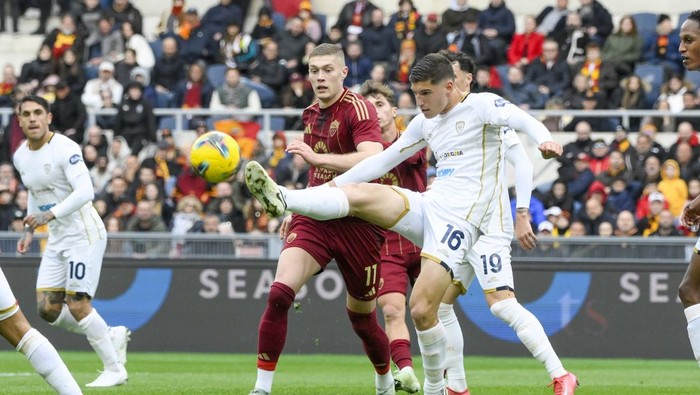 AS Roma merangkai enam kemenangan beruntun usai membungkam Cagliari 1-0 berkat gol Artem Dovbyk.