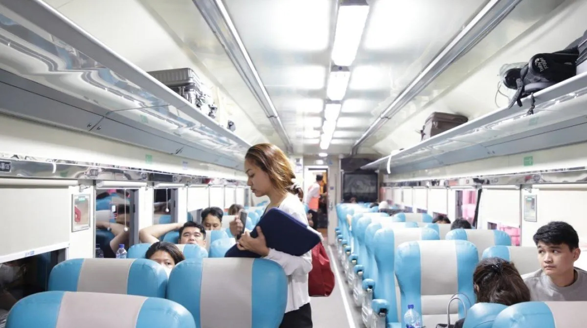 Penumpang kereta api sedang menyusun barang bawaannya yang naik dari stasiun Medan.