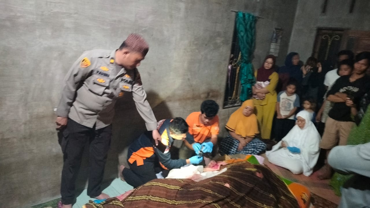 Mayat yang ditemukan di perairan Batubara dibawa ke rumah duka.