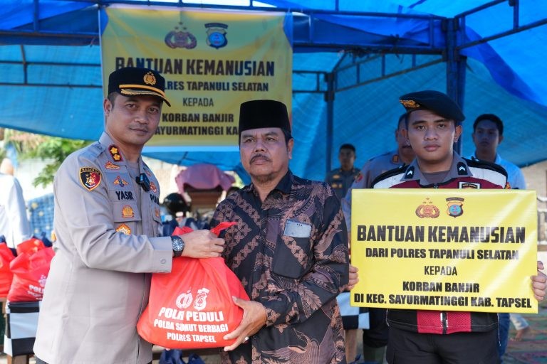 Kapolres AKBP Yasir Ahmadi serahkan bantuan paket sembako kepada masyarakat terdampak banjir di Kec.Sayur Matinggi.