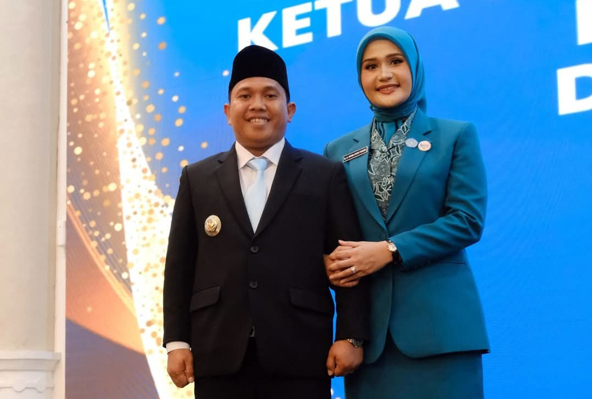 Wali Kota Sibolga Akhmad Syukri Nazry Penarik bersama Ketua TP-PKK Kota Sibolga dr Rahma Saena Nasution.