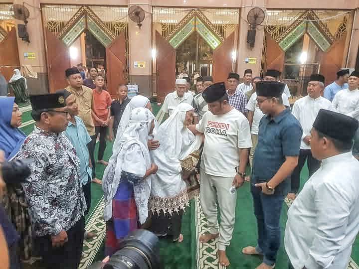 Bakhtiar Ahmad Sibarani bersama Nenek Asma usai acara malam Nuzulul Quran di Mesjid Agung Sibolga.