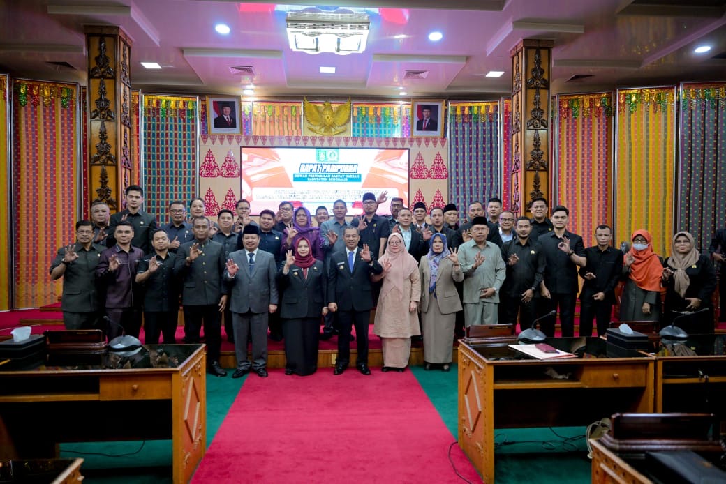 Bupati Bengkalis Kasmarni dan Wakil Bupati H. Bagus Santoso memaparkan visi, misi, serta arah kebijakan pembangunan Bengkalis dalam Rapat Paripurna DPRD Bengkalis.