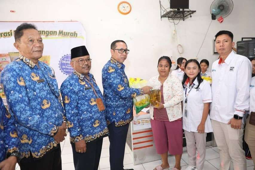 Bupati Taput meninjau pelaksanaan Operasi Pasar Pangan Murah Ramadan dan Idul Fitri 1446 H.