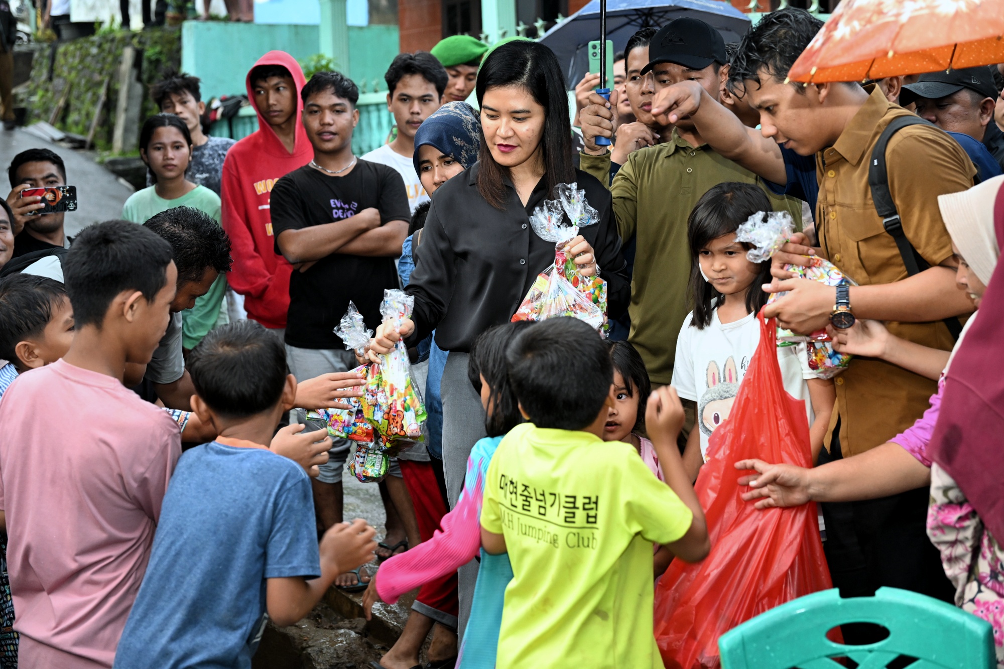 Ketua TP PKK Sumut, Kahiyang Ayu membagikan makanan ringan kepada anak-anak warga terdampak banjir bandang di Kelurahan Aek Tapang, Kota Padangsidimpuan, Senin (17/3/2025).