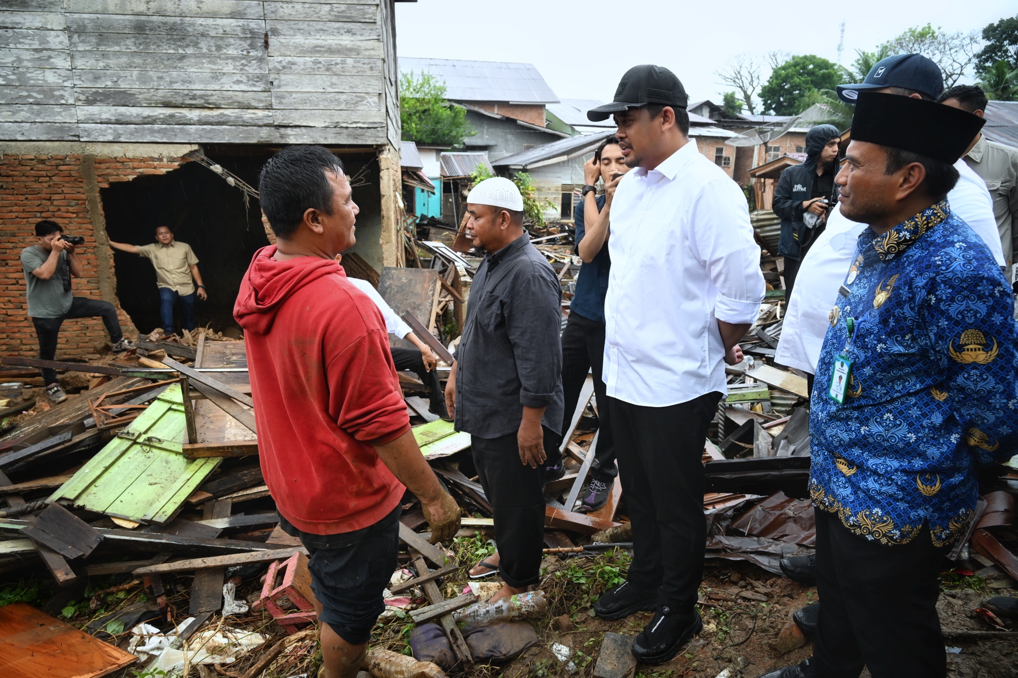 Gubernur Sumut, Bobby Nasution meninjau lokasi banjir bandang di Kelurahan Aek Tapang, Kota Padangsidimpuan, Senin (17/3/2025).