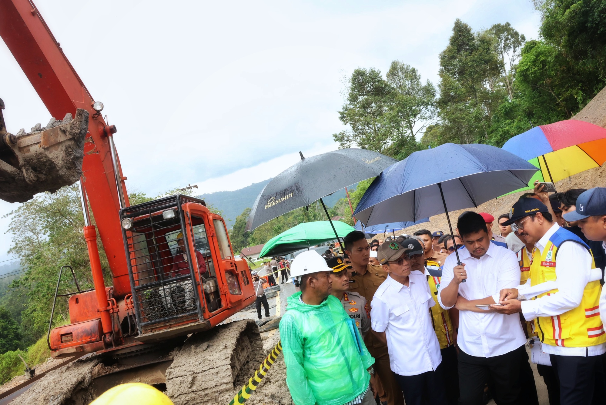 Gubernur Sumut, Bobby Nasution meninjau Perbaikan Ruas Jalan Nasional Batu Jomba, Kabupaten Tapanuli Selatan, Senin (17/3/2025