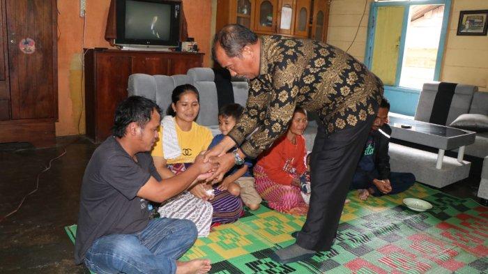 Wakil Bupati Toba, Audi Murphy O. Sitorus, mengunjungi keluarga Binsar Pasaribu yang rumah dan kiosnya hangus terbakar di Dusun IV, Desa Hutagurgur, Kecamatan Borbor.