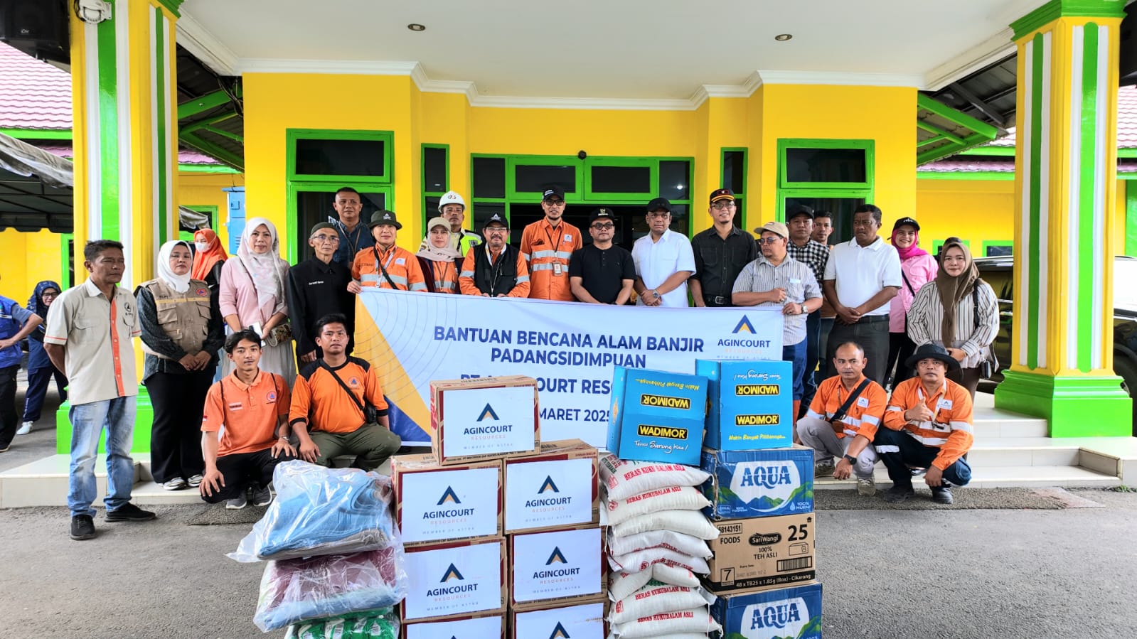 Manajemen PTAR bersama Wali Kota dan pejabat Pemko Padangsidimpuan saat penyerahan bantuan korban banjir, Sabtu (15/3/2025) di Kantor Wali Kota Padangsidimpuan. (Ist)