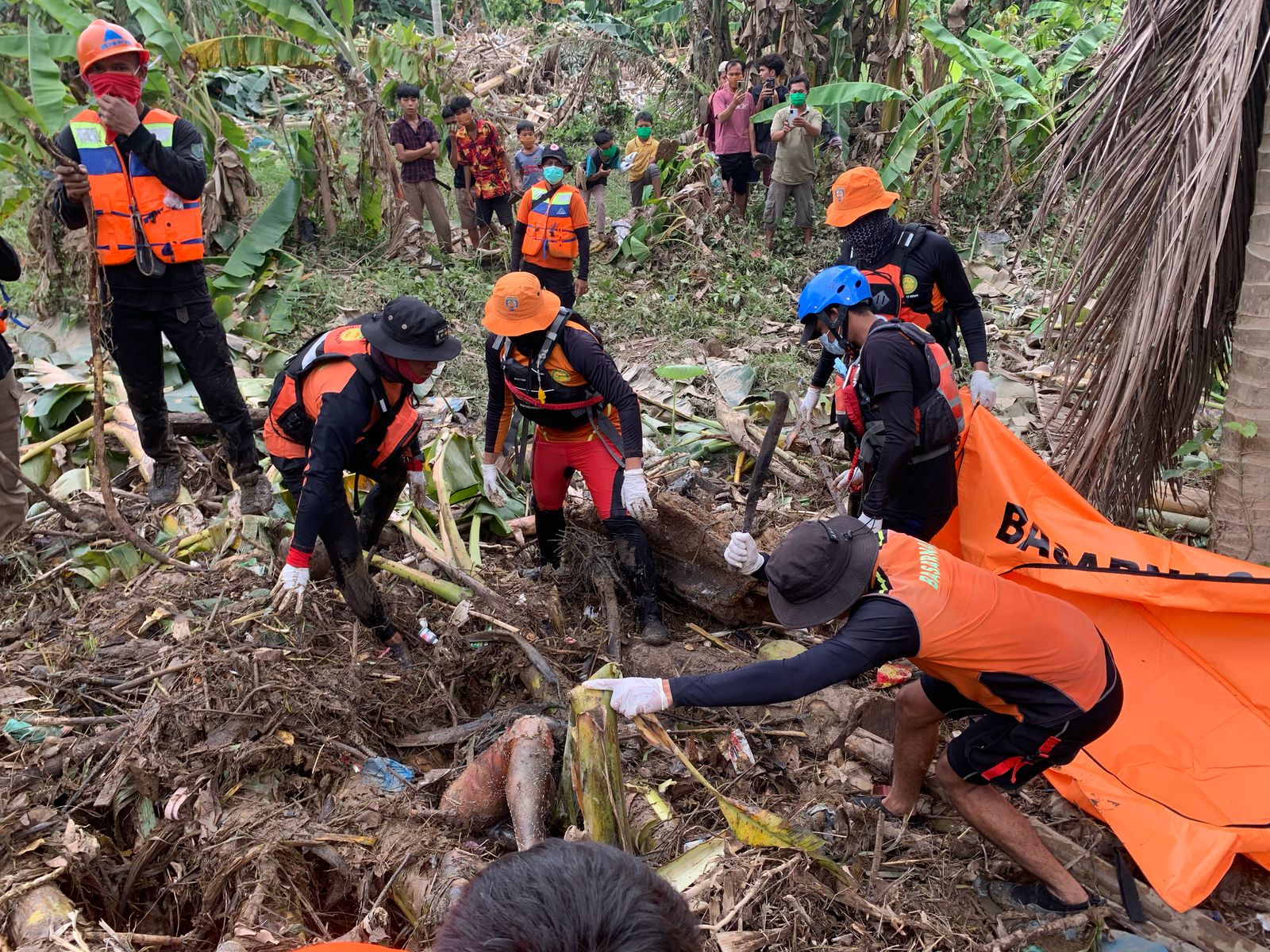 Basarnas evakuasi tubuh korban, Selasa (18/3/2025) di Desa Purbatua PK, Kecamatan Padangsidimpuan Tenggara, Kota Padangsidimpuan. (Dok. Relawan)