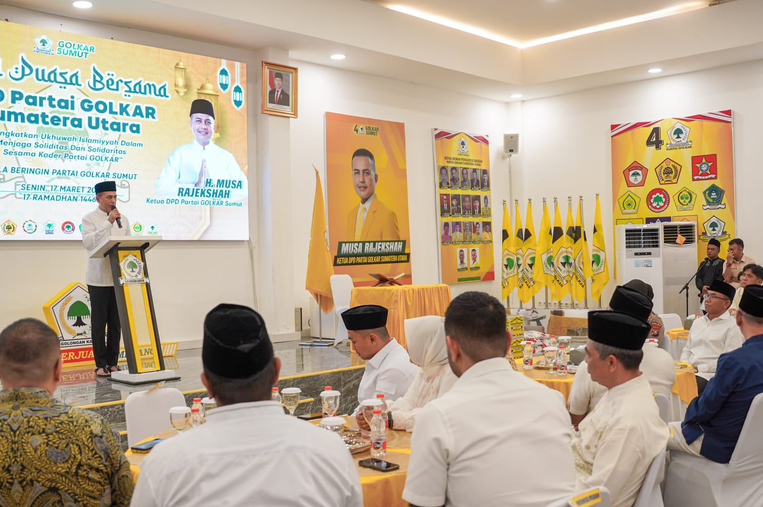 Ketua Partai Golkar Sumut Dr Musa Rajekshah memberikan kata sambutan di acara buka bersama di Kantor DPD I Golkar Sumut, Jalan Jenderal Sudirman Medan, Senin (17/3/2025).
