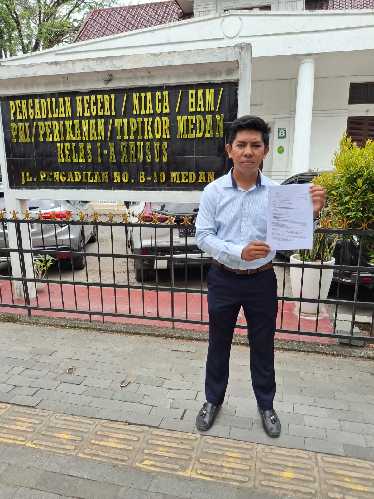 Kuasa Hukum Warga Desa Paya Gambar, Alansyah Putra Pulungan, SH menunjukkan surat gelar perkara khusus yang disampaikan ke Polresta Deli Serdang pada 15 Maret 2025.