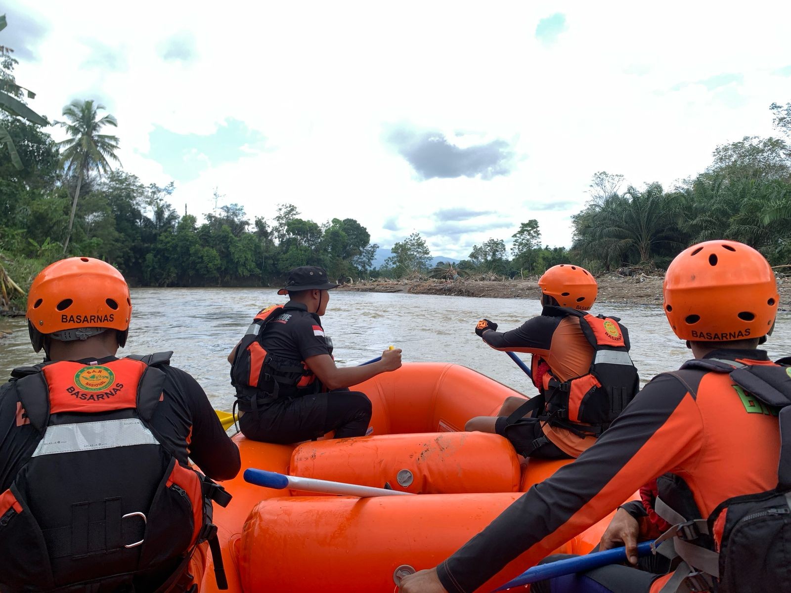 Pencarian dua korban yang diduga hanyut terbawa banjir di Padangsidimpuan.