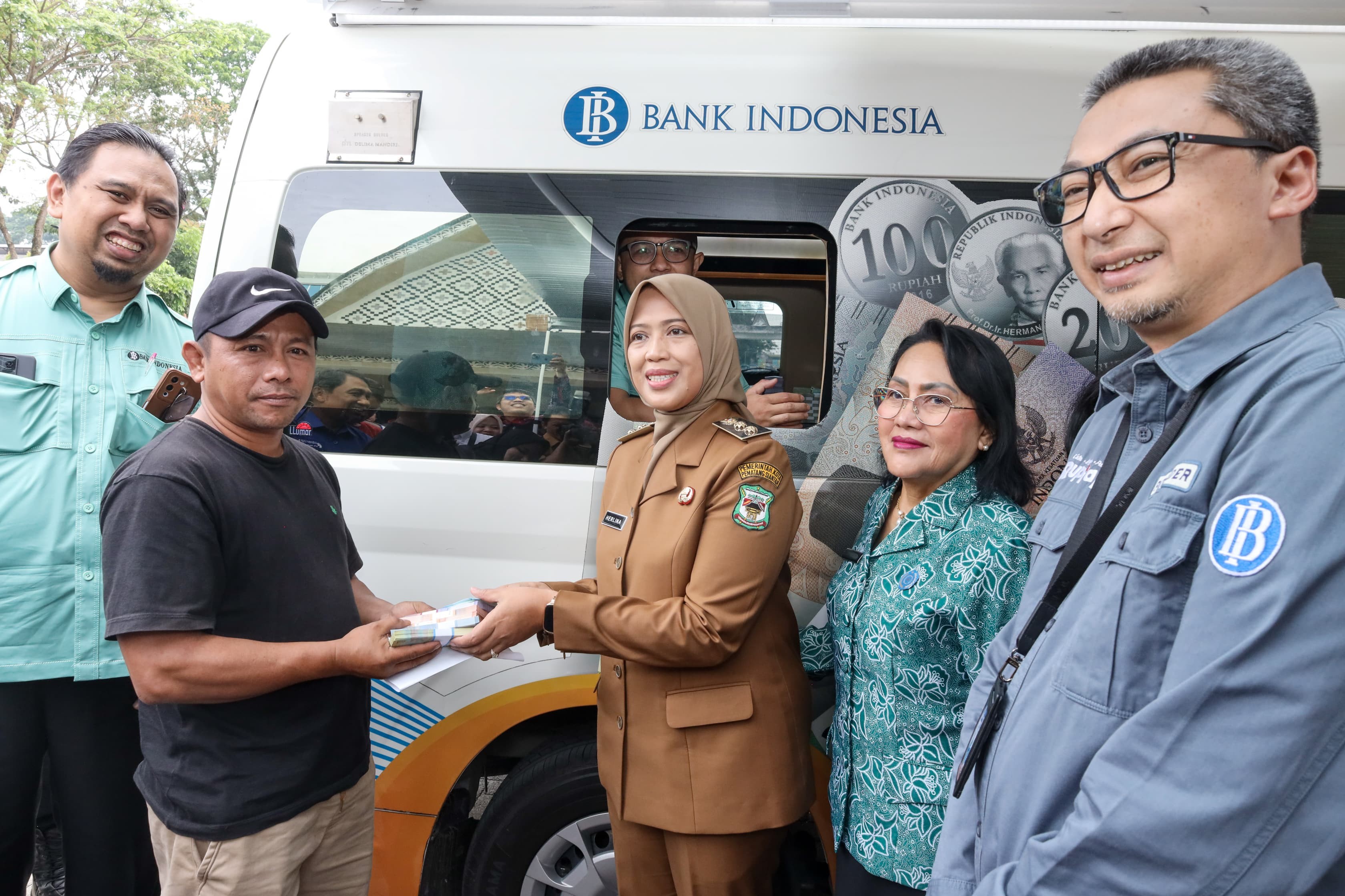 Mobil kas keliling melayani penukaran uang Rupiah.