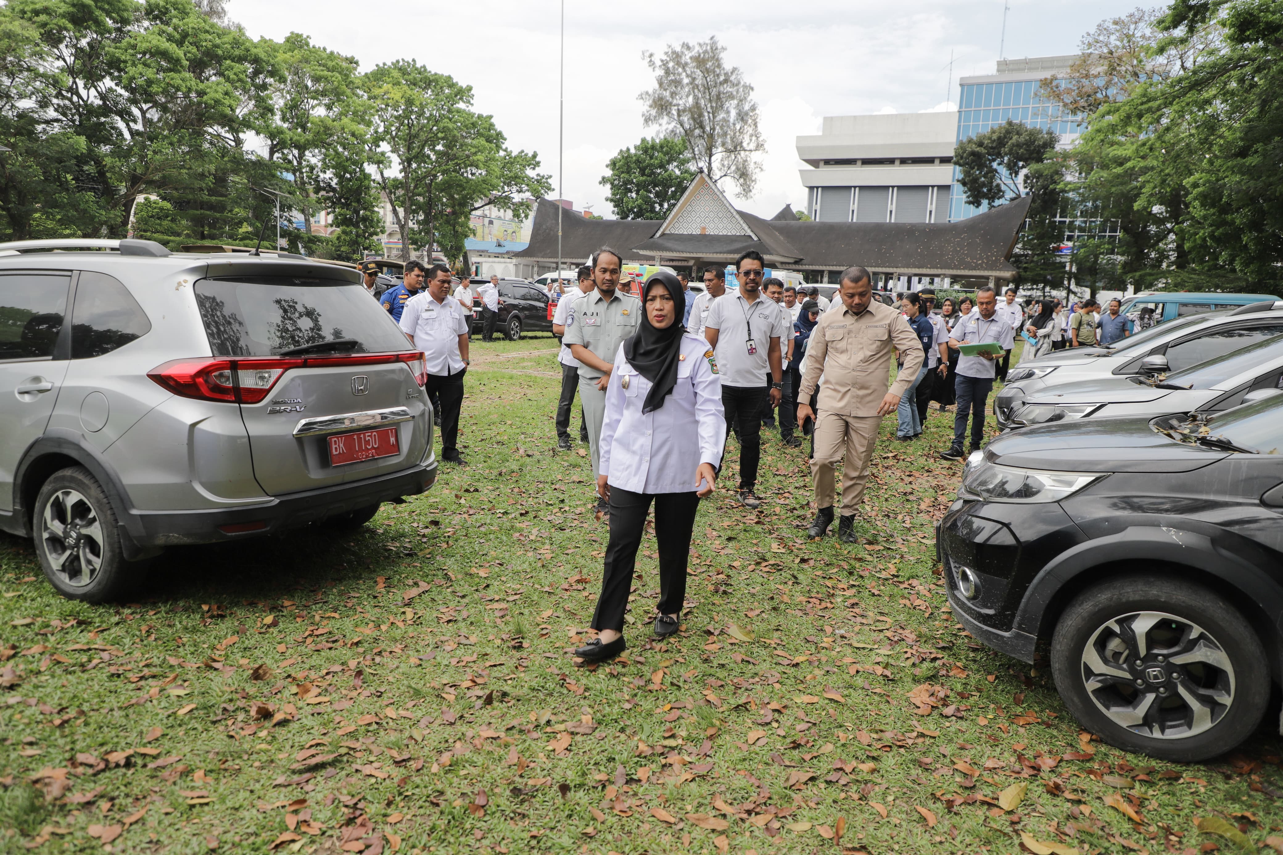 Wakil Wali Kota Herlina melakukan cek atau pemeriksaan 205 unit kendaraan dinas Pemko, di Lapangan Adam Malik, Rabu (19/03/2025) pagi.
