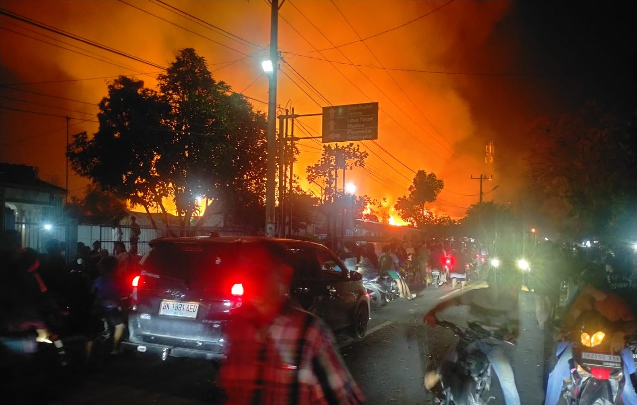 Kebakaran usaha pengolahan kayu Panglong 88 di Jalan Setia Budi Kelurahan Brohol Kota Tebingtinggi.