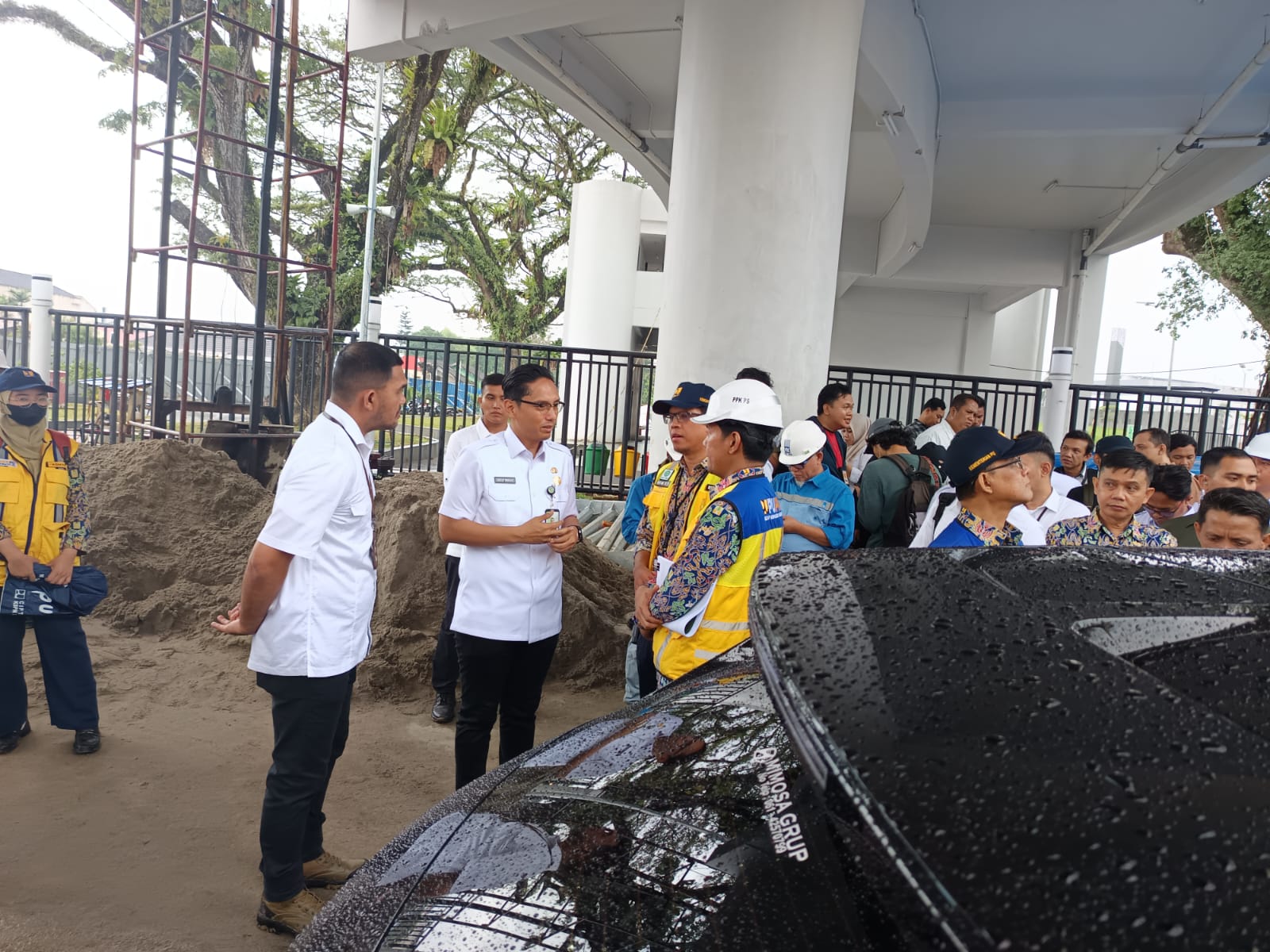 Kadis Perkim Cikataru Medan, Alex Sinulingga mendampingi Wali Kota Rico Waas berbincang dengan pihak Kementerian PUPR, usai peninjauan wamen atas progres pembangunan Stadion Teladan, Rabu (19/3).