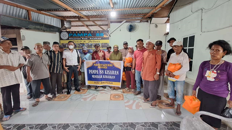 Persatuan Agen Mobil Parasamya saat pembagian takjil kepada masyarakat.
