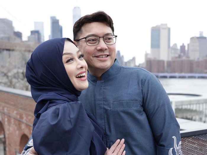 Terry Putri bersama suami.