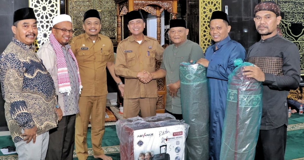 Penyerahan bantuan dari Pemkab Simalungun berupa sajadah dan loudspeaker portable kepada pengurus BKM.