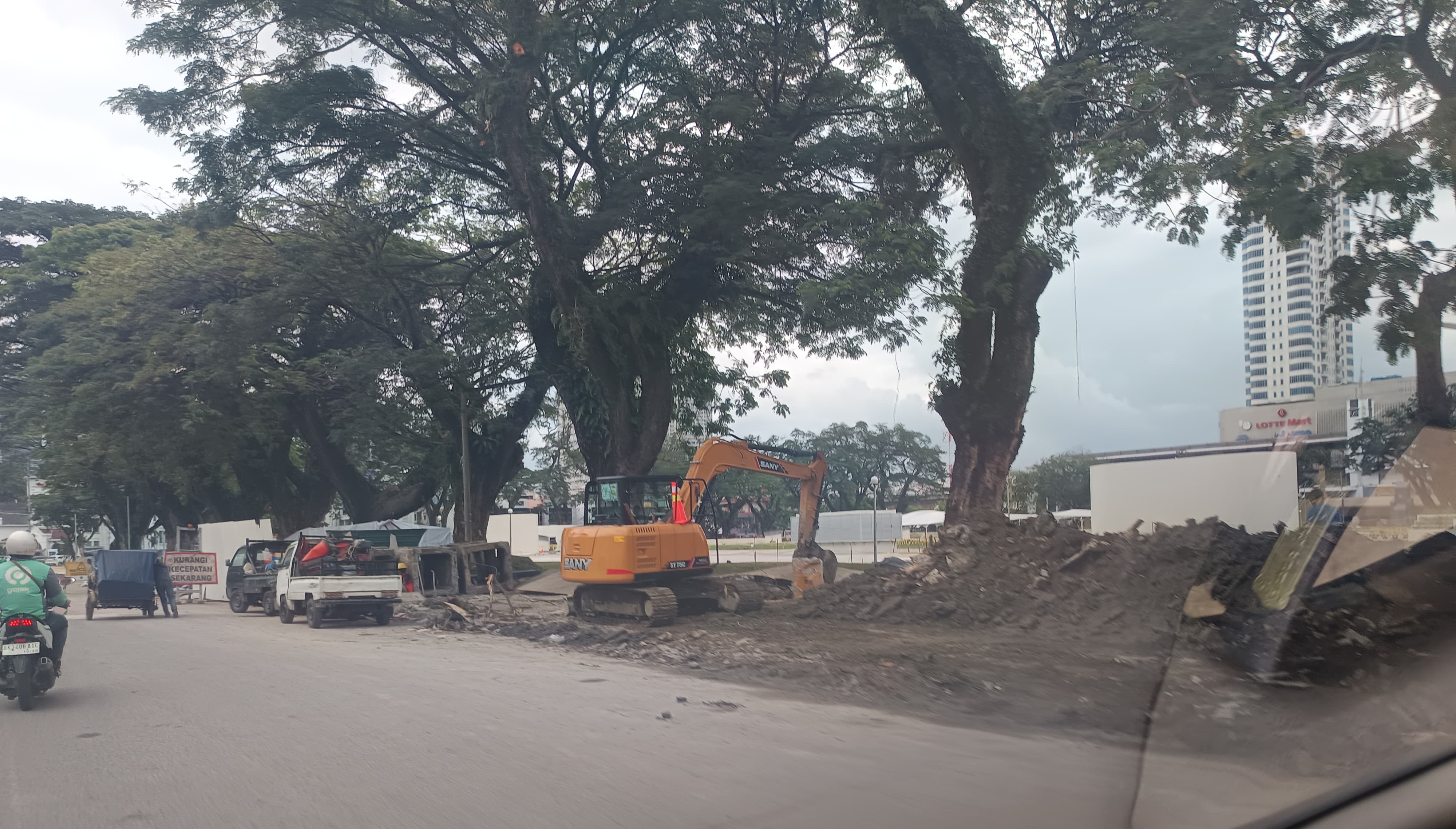 Penampakan Lapangan Merdeka Medan dari sisi luar yang masih amburadul pascadiresmikan pada 19 Februari 2025.