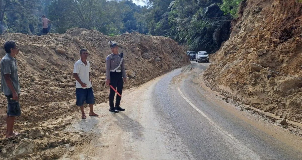Jalinsum di Desa Hutabarat kembali bisa dilintasi setelah material longsor dibersihkan.